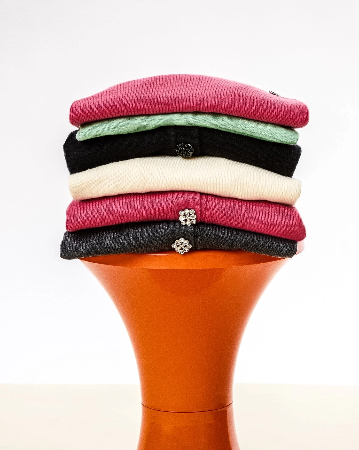 Vêtements pliés sur un tabouret