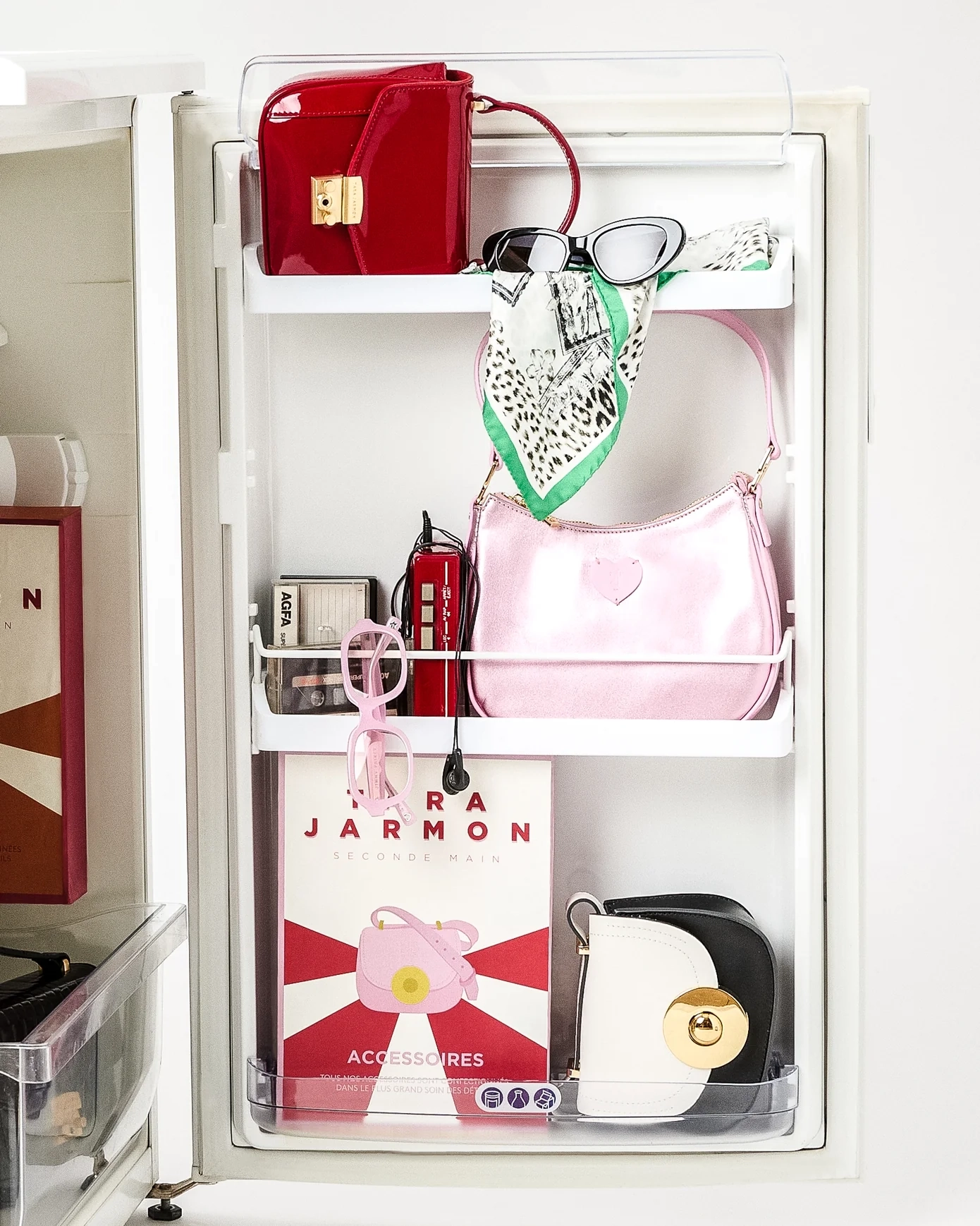 Items de mode Tara Jarmon dans un frigo