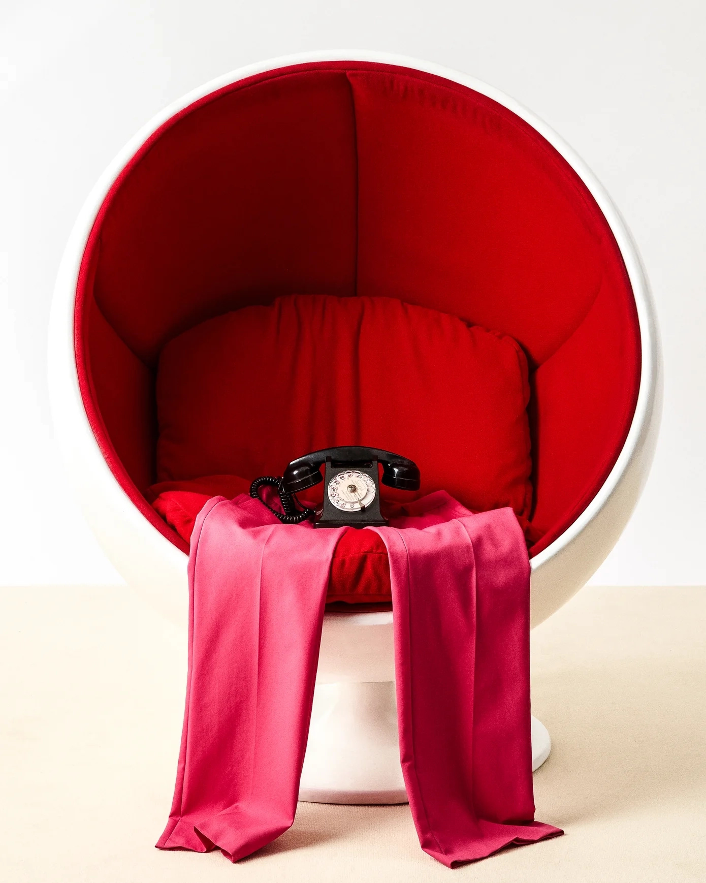 Téléphone dans un fauteil rouge
